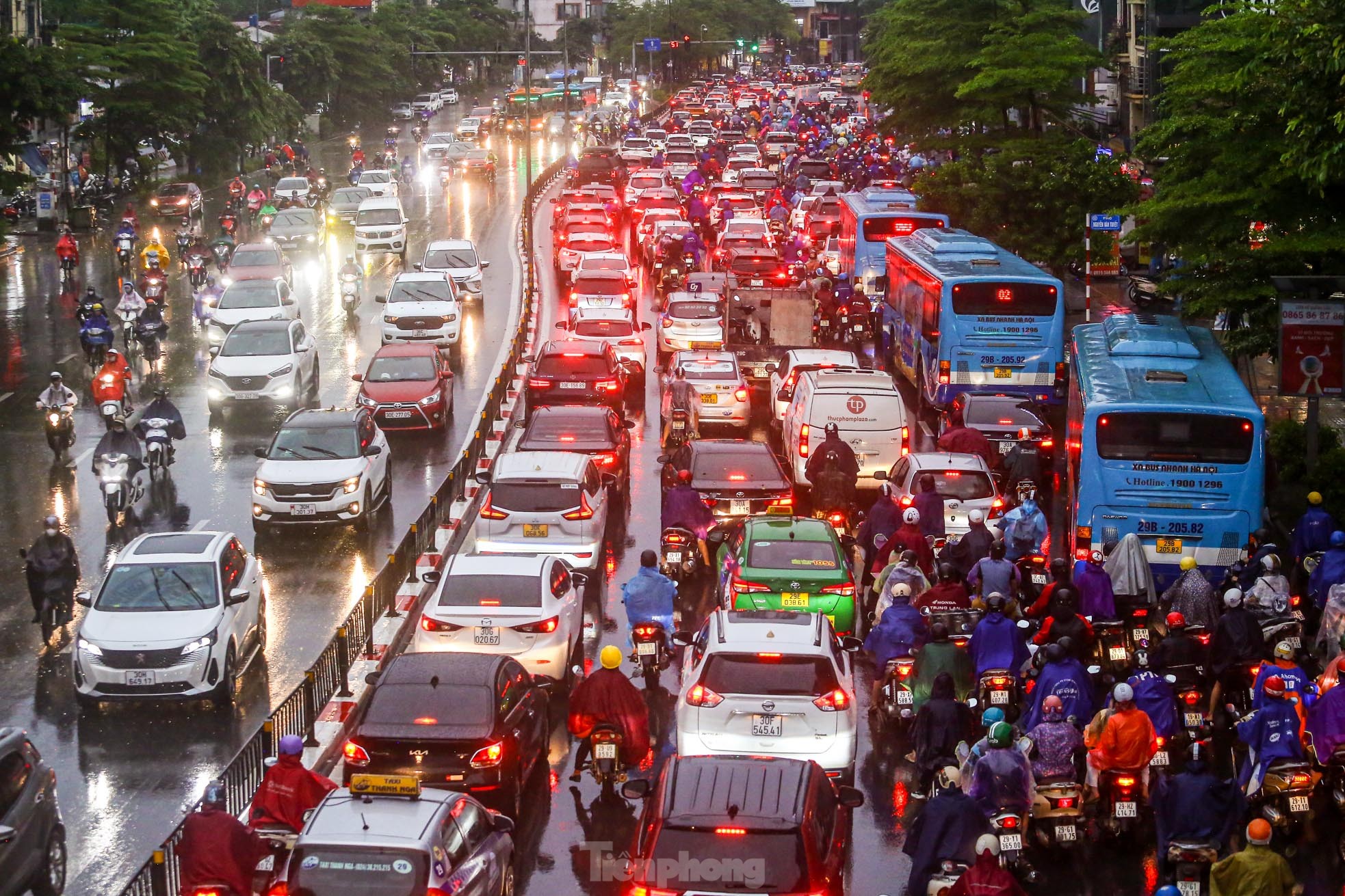 Mưa tầm tã, đường phố Hà Nội tắc &quot;không lối thoát&quot; - Ảnh 8.