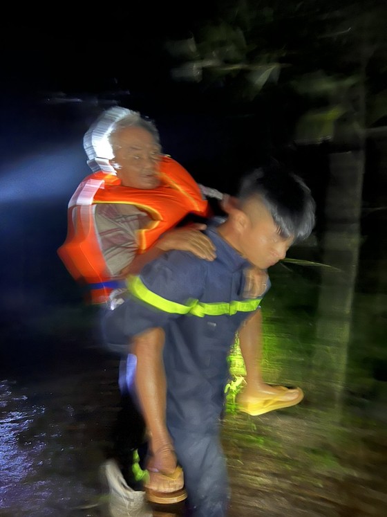 Đồng Nai: Giải cứu 2 ông cháu mắc kẹt vùng ngập lụt - Ảnh 3.