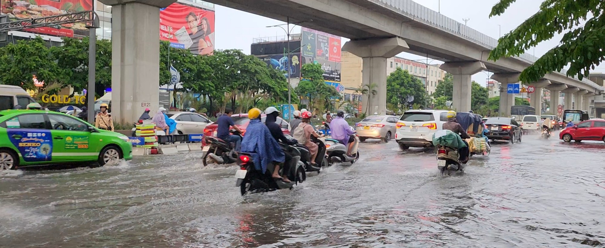 Bất lực đẩy ô tô chết máy giữa đường do ngập sau mưa lớn ở Hà Nội - Ảnh 8.