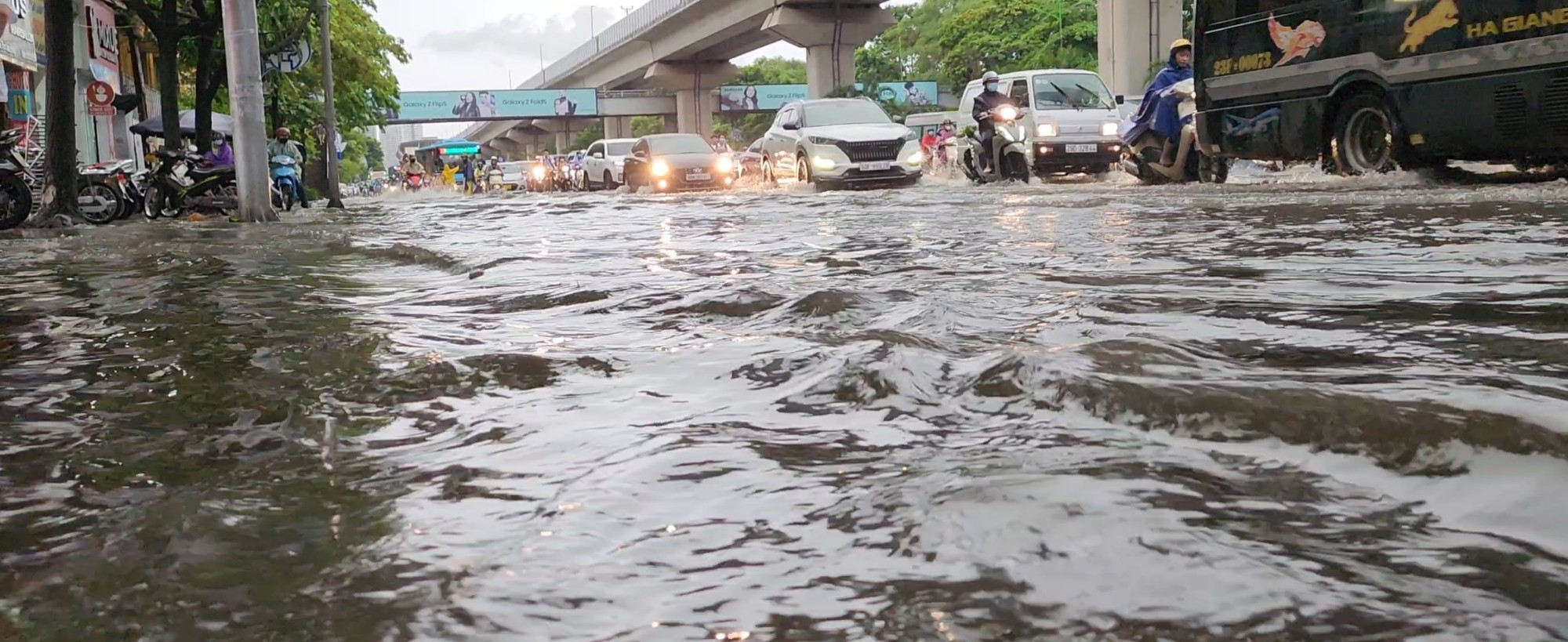 Bất lực đẩy ô tô chết máy giữa đường do ngập sau mưa lớn ở Hà Nội - Ảnh 9.