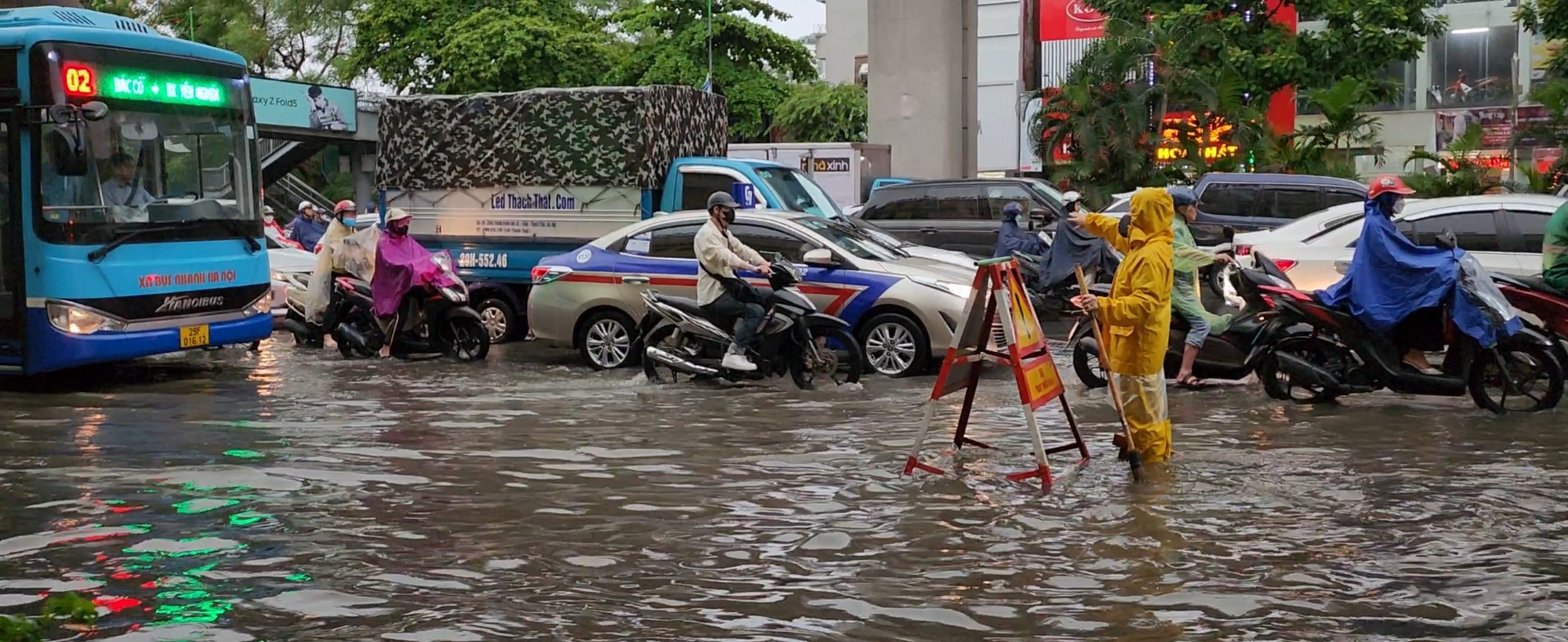 Bất lực đẩy ô tô chết máy giữa đường do ngập sau mưa lớn ở Hà Nội - Ảnh 10.