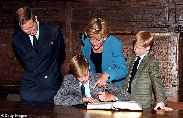 Những bức ảnh ít biết về thời đi học của Thân vương William, George tiếp bước cha ở ngôi trường danh tiếng nhất nước Anh? - Ảnh 2.