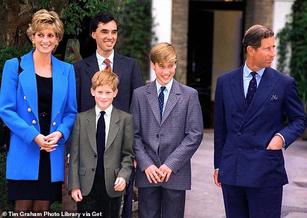 Những bức ảnh ít biết về thời đi học của Thân vương William, George tiếp bước cha ở ngôi trường danh tiếng nhất nước Anh? - Ảnh 3.