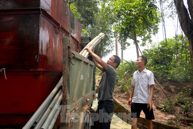 Nằm giữa hai công trình nước sạch lớn nhất miền Bắc, người dân vẫn thiếu nước sinh hoạt - Ảnh 2.