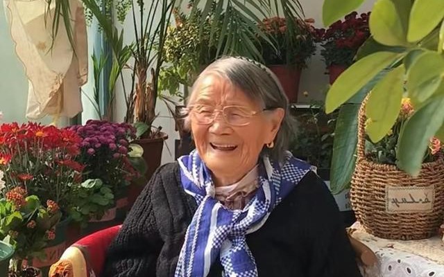 Tìm thấy hạnh phúc trong không gian sống tối giản đầy hoa của cụ bà 92 tuổi: Bình yên là khi 'ẩn mình trong phòng sách, tìm về với ngôn từ'
