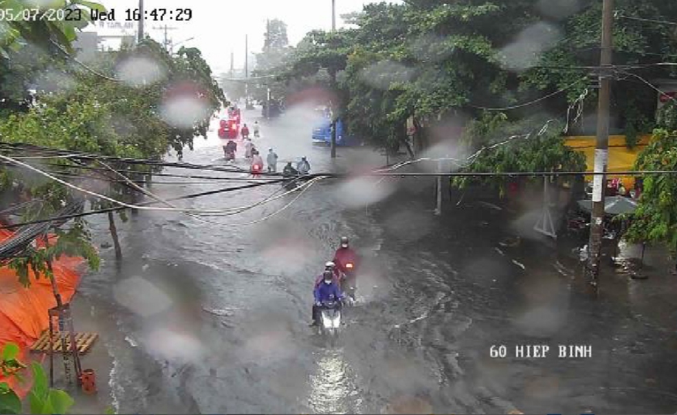 Nhiều tuyến đường tại TP HCM ngập sâu trong ngày đầu của đợt mưa diện rộng - Ảnh 1. Nhiều tuyến đường tại TP HCM ngập sâu trong ngày đầu của đợt mưa diện rộng - Ảnh 1.