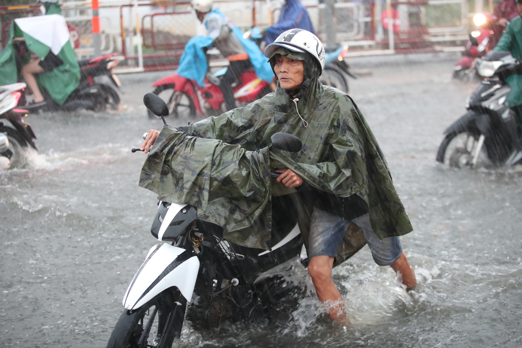 Nhiều tuyến đường tại TP HCM ngập sâu trong ngày đầu của đợt mưa diện rộng - Ảnh 5. Nhiều tuyến đường tại TP HCM ngập sâu trong ngày đầu của đợt mưa diện rộng - Ảnh 5.