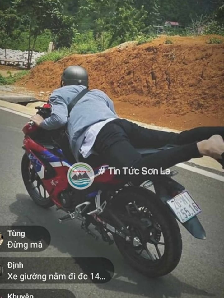 Xử phạt nam thanh niên ở Sơn La vừa nằm vừa lái xe máy - Ảnh 1.