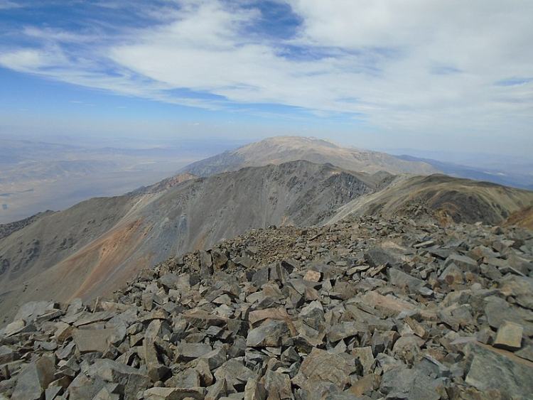Ai đã khắc những dấu tay khổng lồ ở White Mountain? - Ảnh 1. Ai đã khắc những dấu tay khổng lồ ở White Mountain? - Ảnh 1.