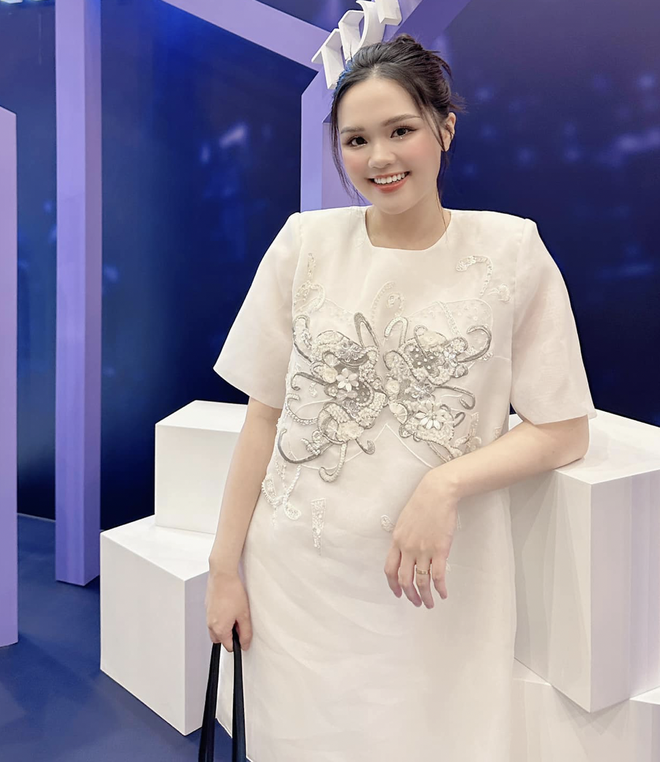 Ái nữ cựu chủ tịch CLB Sài Gòn ăn mặc giản dị, lộ bụng bầu lớn đón chồng tan làm - Ảnh 3. Ái nữ cựu chủ tịch CLB Sài Gòn ăn mặc giản dị, lộ bụng bầu lớn đón chồng tan làm - Ảnh 3.