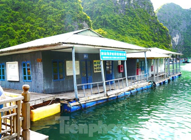 Làng chài thuộc top đẹp nhất thế giới ở vịnh Hạ Long đang &quot;chìm&quot; dần - Ảnh 2.