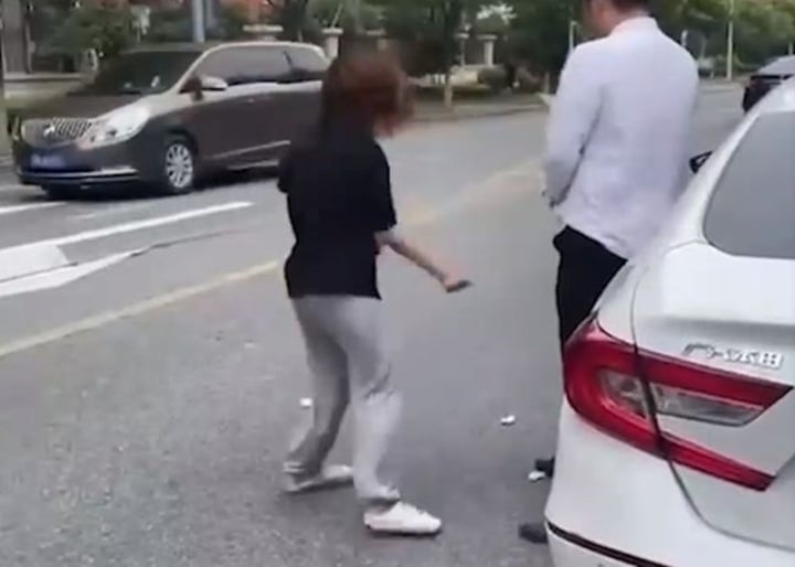 C&ocirc; g&aacute;i nổi đi&ecirc;n đập ph&aacute; taxi khi t&agrave;i xế từ chối đề nghị 't&igrave;nh một đ&ecirc;m' - Ảnh 1.