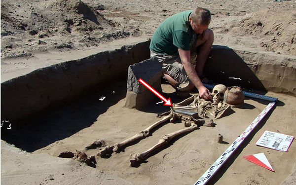 Khai quật mộ cổ gần 2.200 năm tuổi, chuyên gia bất ngờ tìm thấy 'điện thoại iPhone'