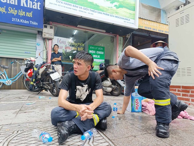 Người dân bàng hoàng kể lại vụ cháy làm 3 người tử vong ở Hà Nội - Ảnh 4.