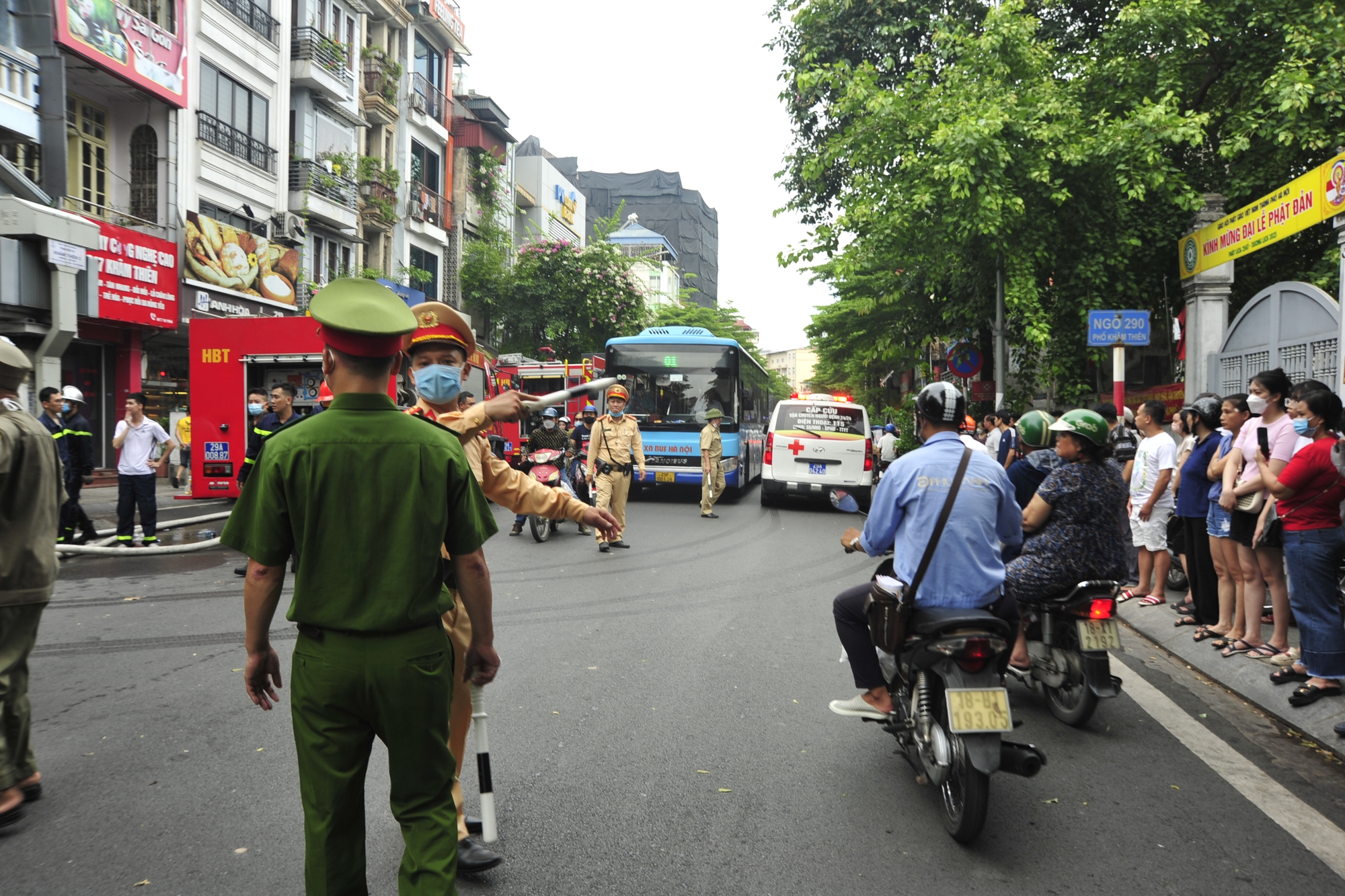 Người dân đứng hai bên đường theo dõi