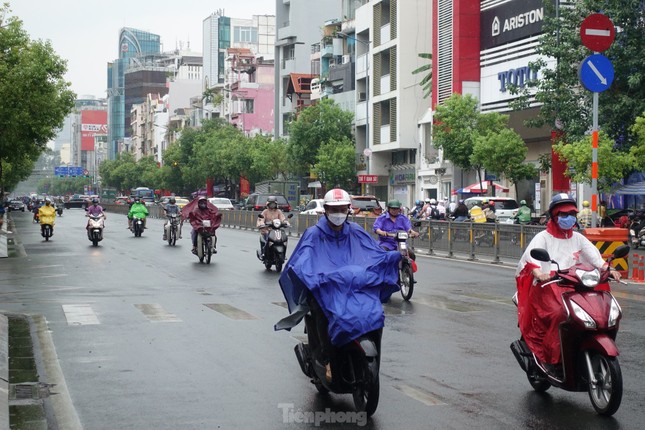 TPHCM mưa diện rộng trong ngày cuối tuần kèm hiện tượng thời tiết cực đoan - Ảnh 1.