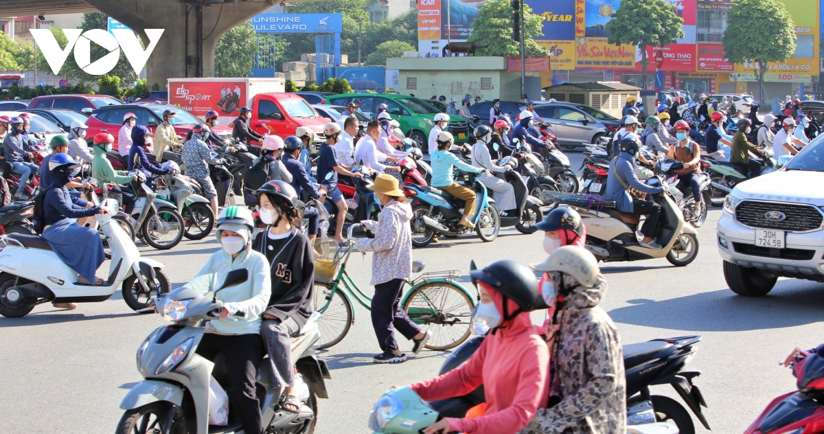 Cận cảnh lô cốt khổng lồ mọc lên giữa ngã tư ở Hà Nội, giao thông hỗn loạn - Ảnh 10.