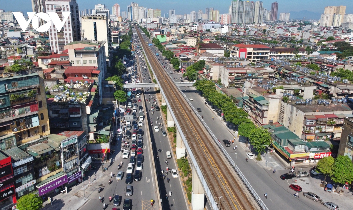 Cận cảnh lô cốt khổng lồ mọc lên giữa ngã tư ở Hà Nội, giao thông hỗn loạn - Ảnh 3.