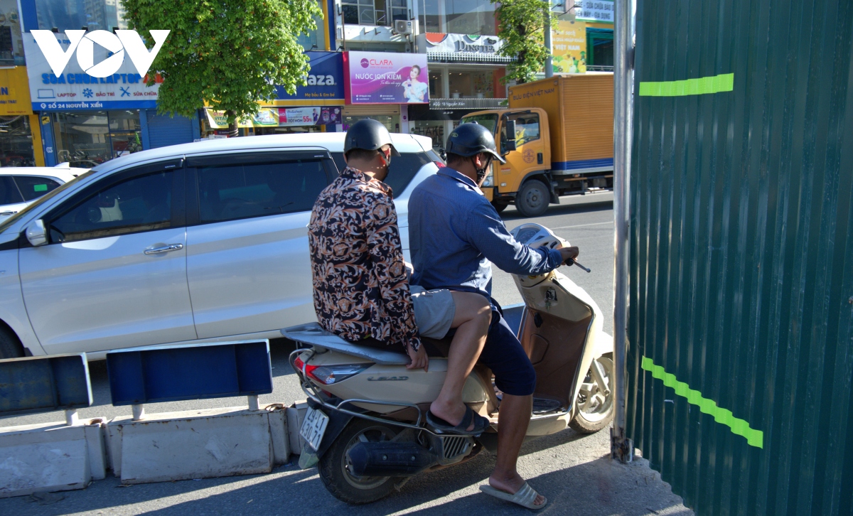 Cận cảnh lô cốt khổng lồ mọc lên giữa ngã tư ở Hà Nội, giao thông hỗn loạn - Ảnh 9.