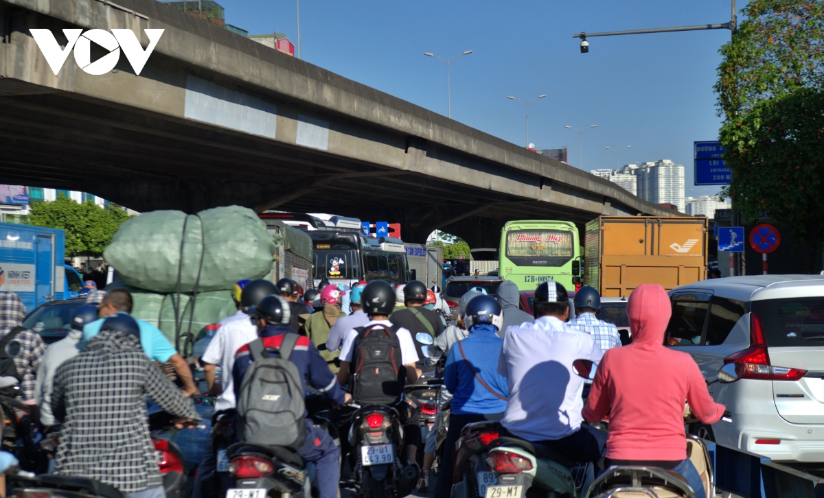 Cận cảnh lô cốt khổng lồ mọc lên giữa ngã tư ở Hà Nội, giao thông hỗn loạn - Ảnh 11.