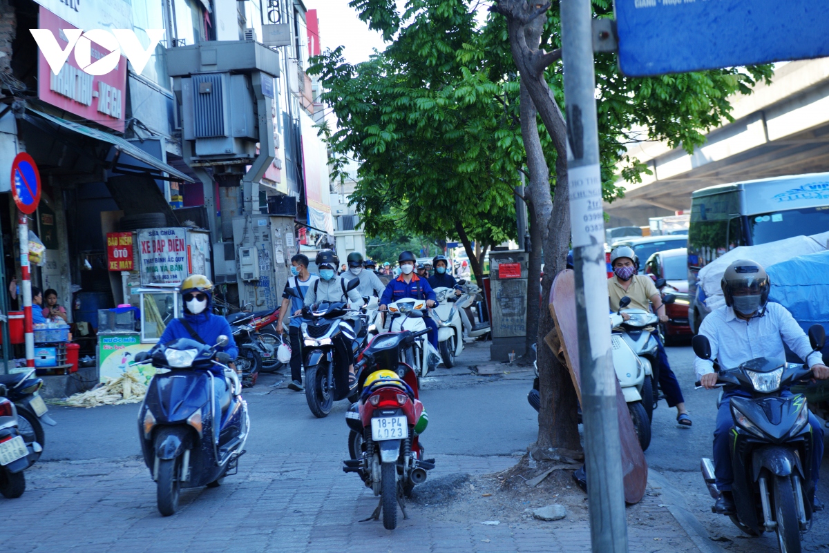 Cận cảnh lô cốt khổng lồ mọc lên giữa ngã tư ở Hà Nội, giao thông hỗn loạn - Ảnh 14.