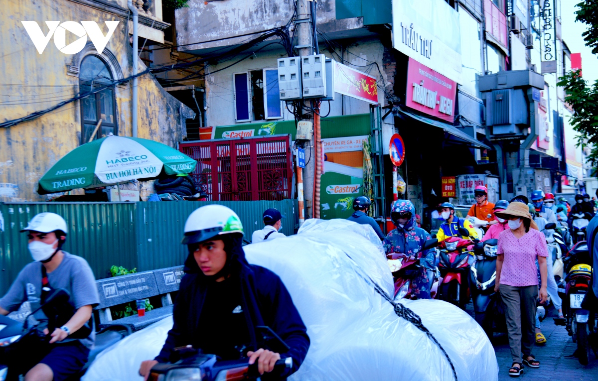 Cận cảnh lô cốt khổng lồ mọc lên giữa ngã tư ở Hà Nội, giao thông hỗn loạn - Ảnh 15.