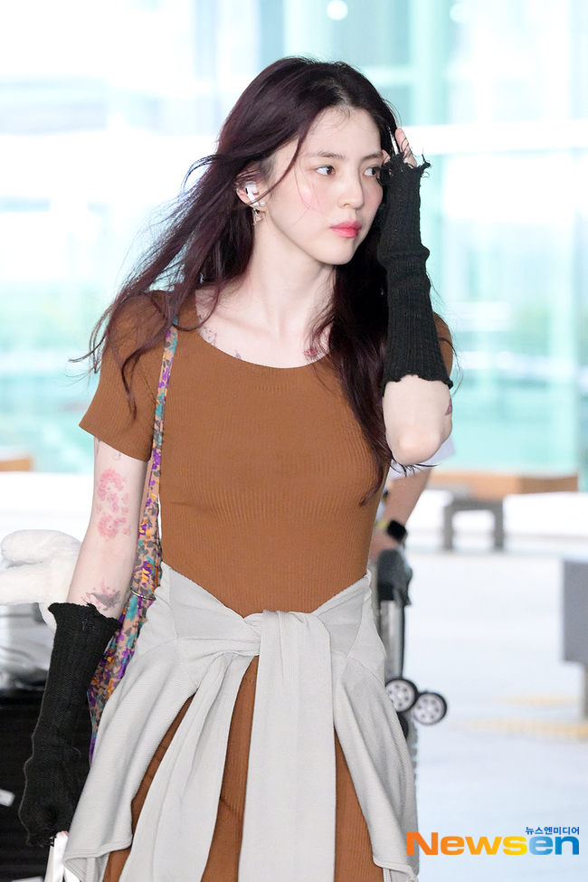 Han So Hee như búp bê trắng bật tông tại sân bay, nhưng netizen lại chỉ tranh cãi vì bộ hình xăm lần đầu hé lộ - Ảnh 4.