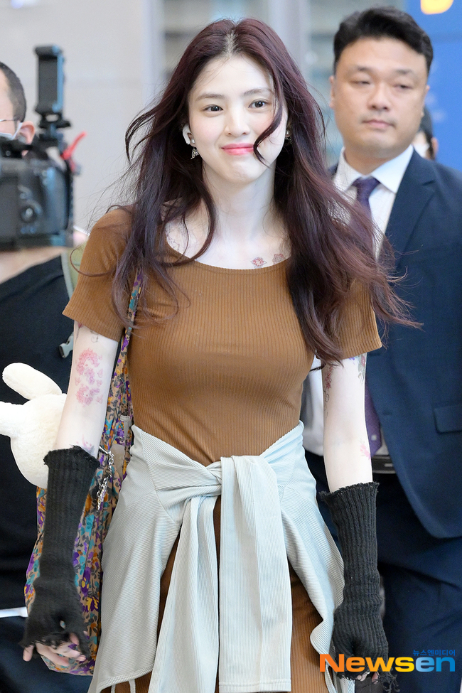 Han So Hee như búp bê trắng bật tông tại sân bay, nhưng netizen lại chỉ tranh cãi vì bộ hình xăm lần đầu hé lộ - Ảnh 5.