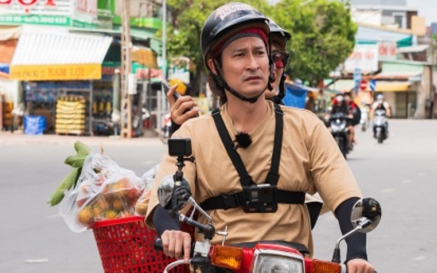 Diễn viên Huy Khánh vật vã đi bán trái cây ở chợ để kiếm tiền