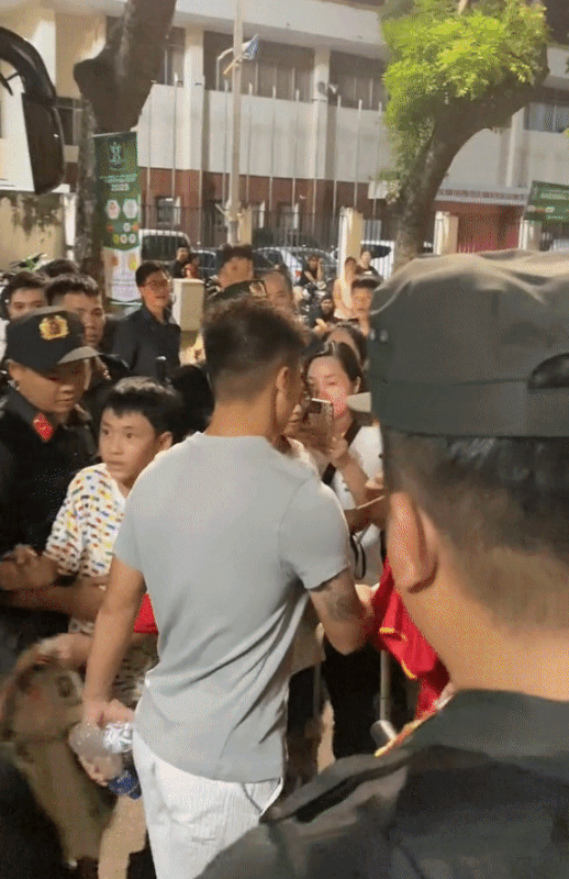 Biểu cảm của Quang Hải giữa ồn ào của Chu Thanh Huyền - Ảnh 2. Biểu cảm của Quang Hải giữa ồn ào của Chu Thanh Huyền - Ảnh 2.