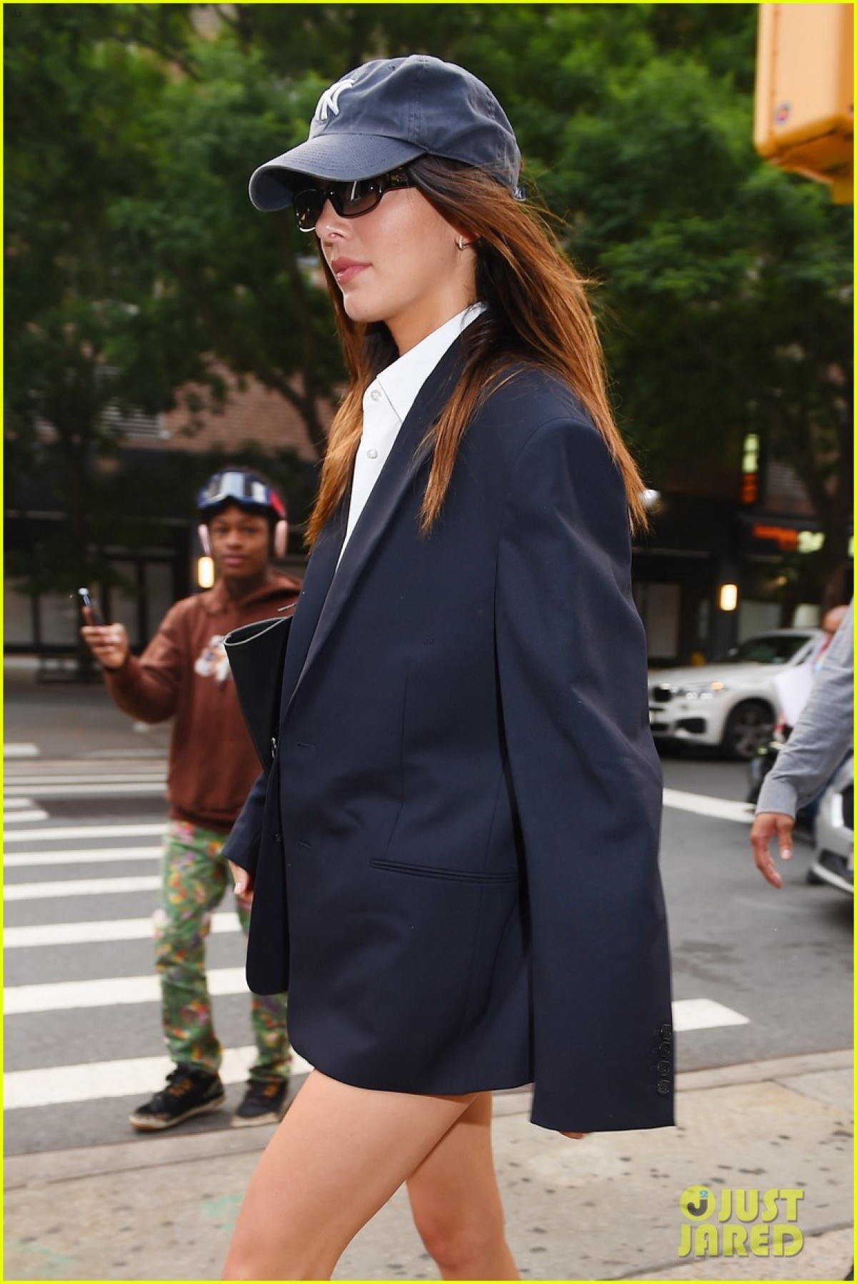 Kendall Jenner lên đồ độc lạ với mốt &quot;giấu quần&quot; chuẩn fashionista ra phố - Ảnh 4.