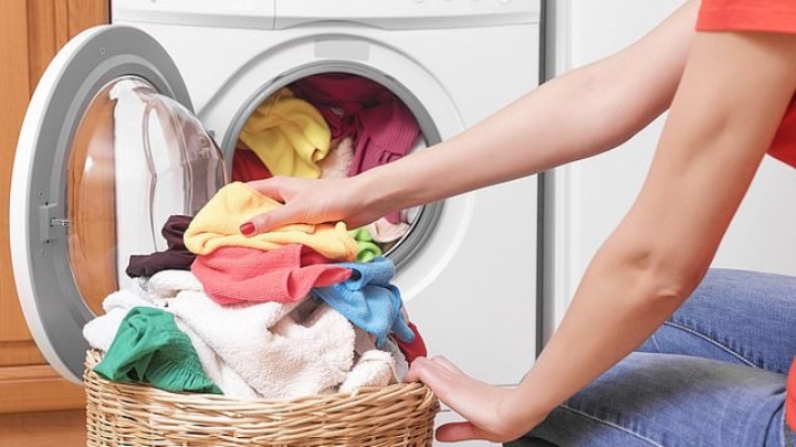 Tác hại của việc để quần áo trong máy giặt quá lâu - Ảnh 1.