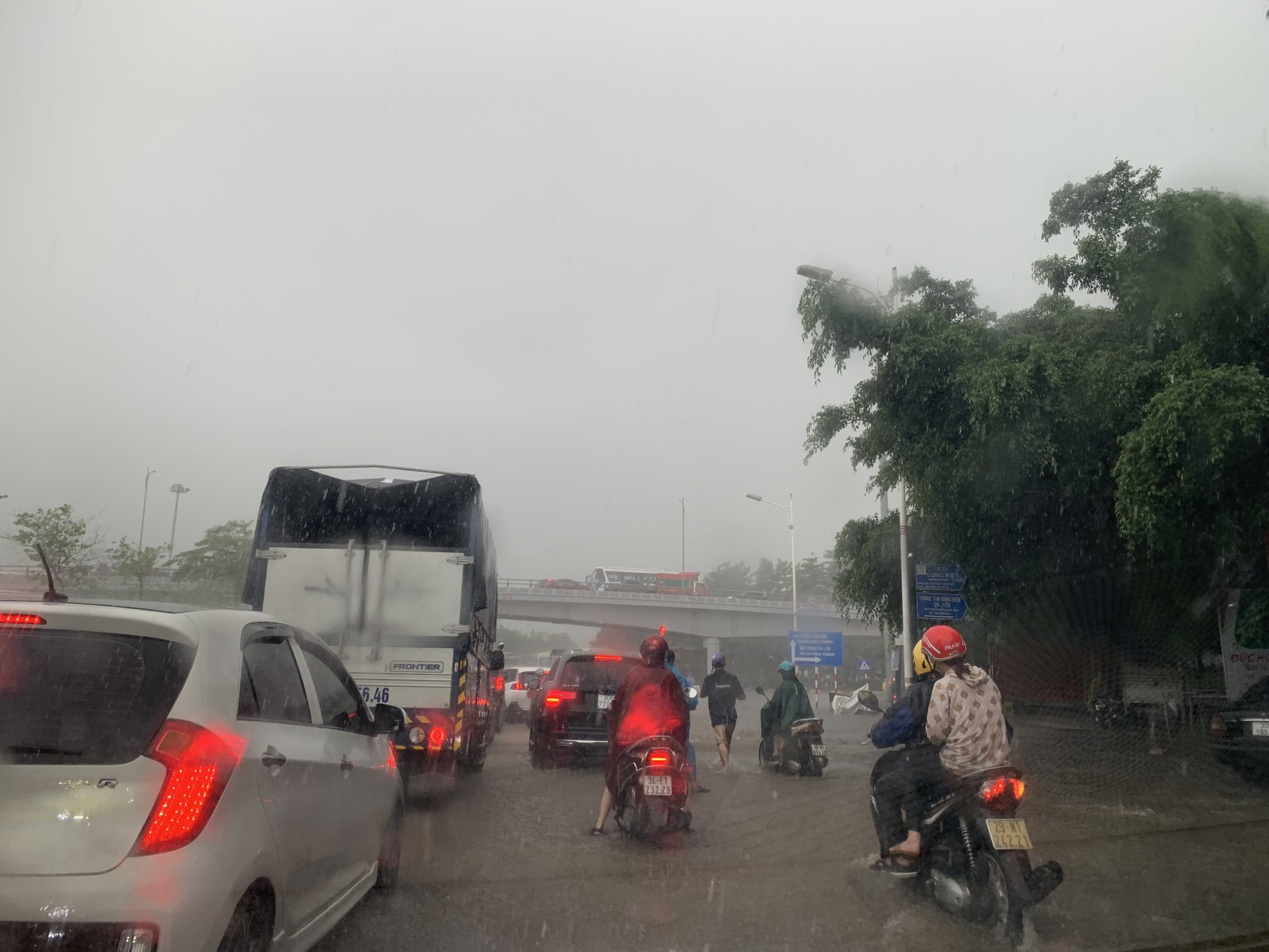 Đường phố Hà Nội thành sông, giao thông tê liệt hàng giờ - Ảnh 12.