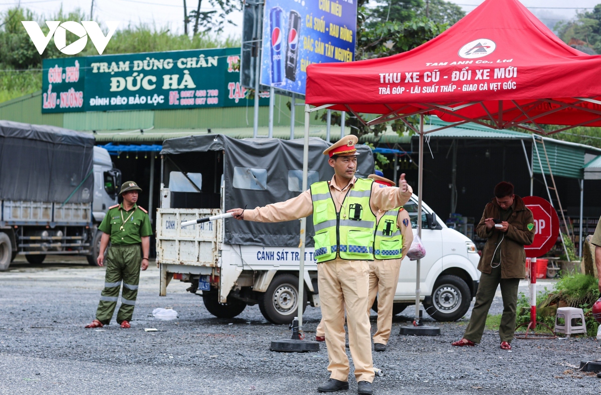 Đèo Bảo Lộc chính thức thông xe sau gần 48h xảy ra sạt lở đất - Ảnh 8.