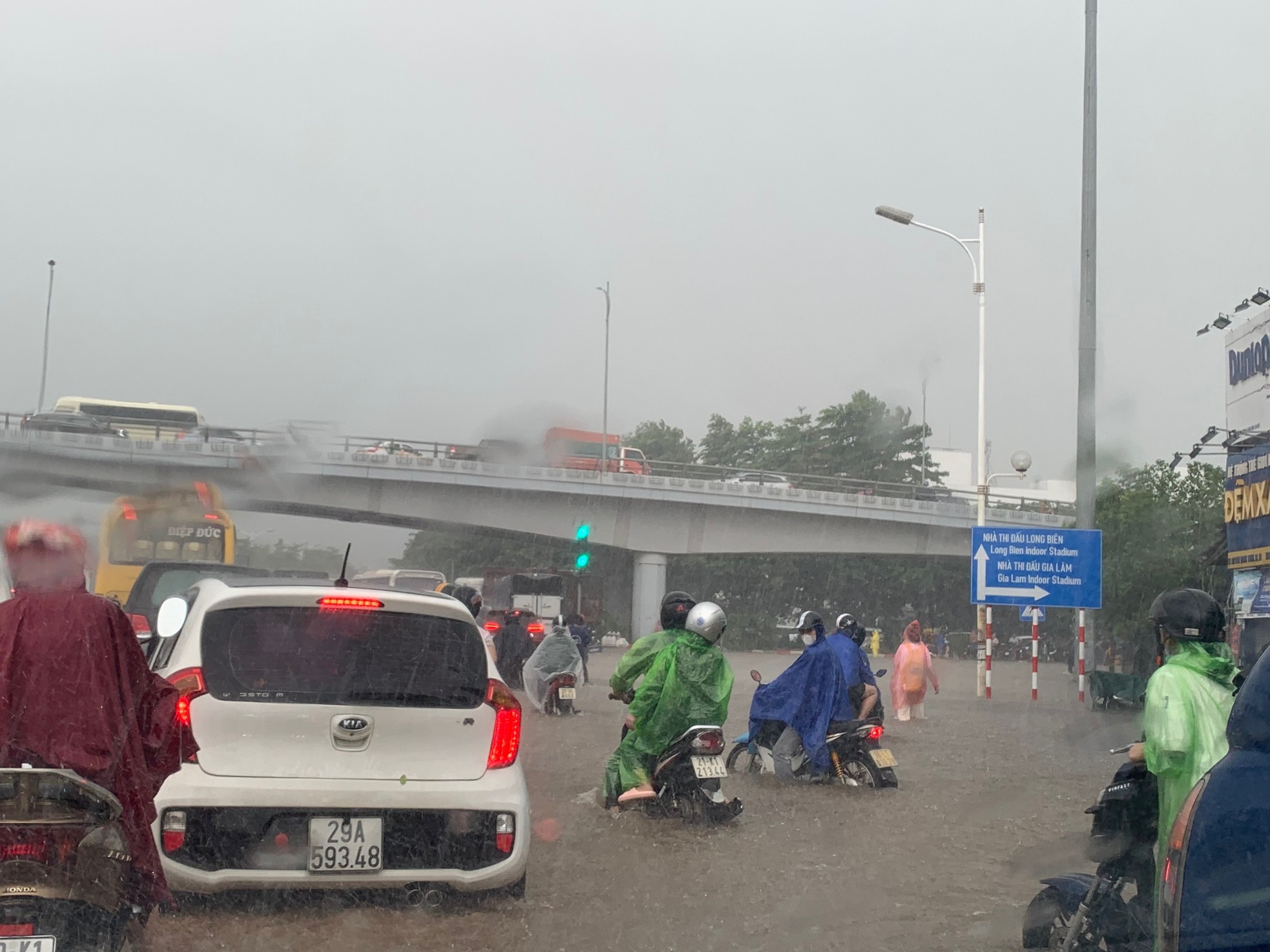 Đường phố Hà Nội thành sông, giao thông tê liệt hàng giờ - Ảnh 7.