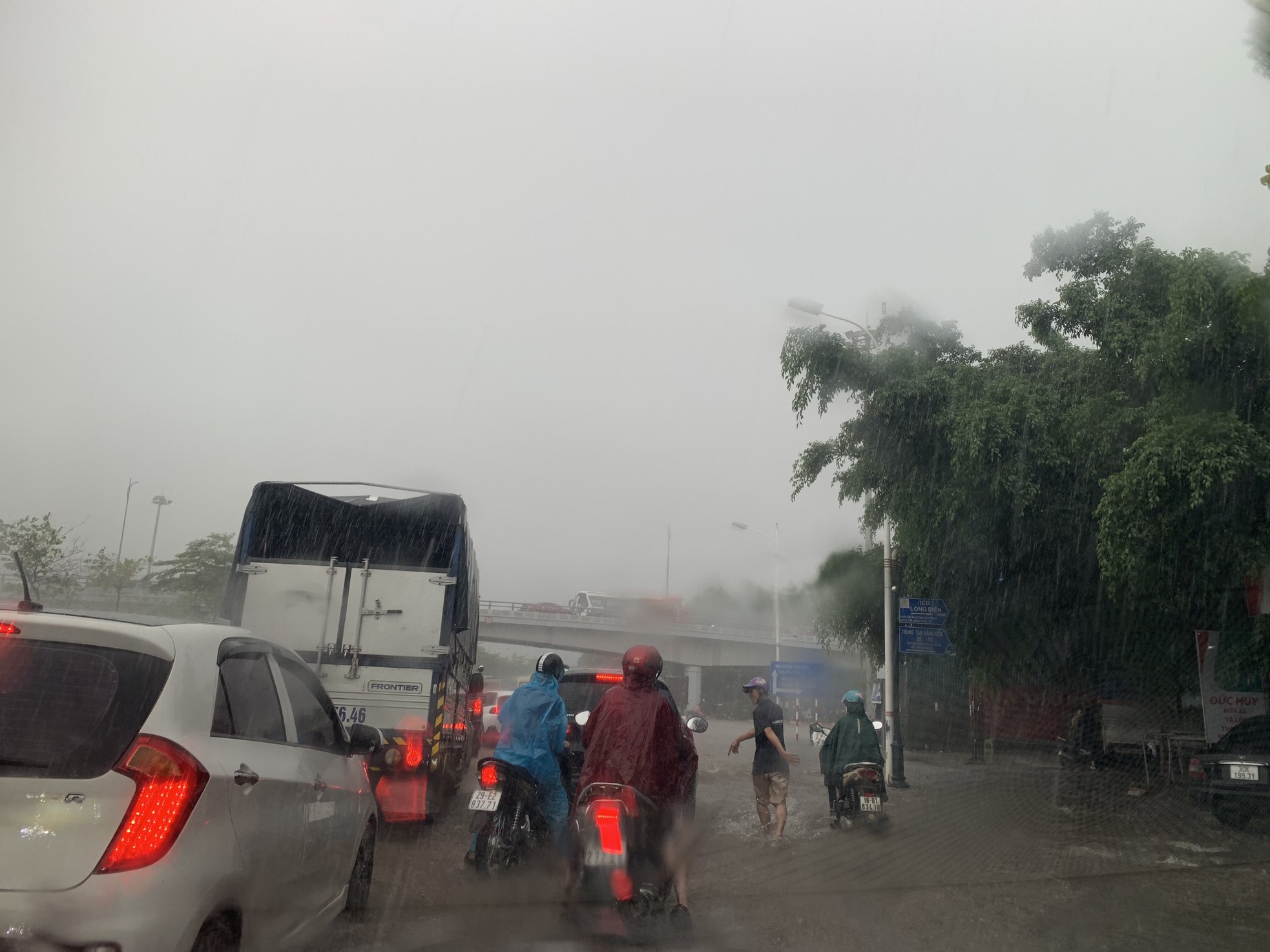 Đường phố Hà Nội thành sông, giao thông tê liệt hàng giờ - Ảnh 6.