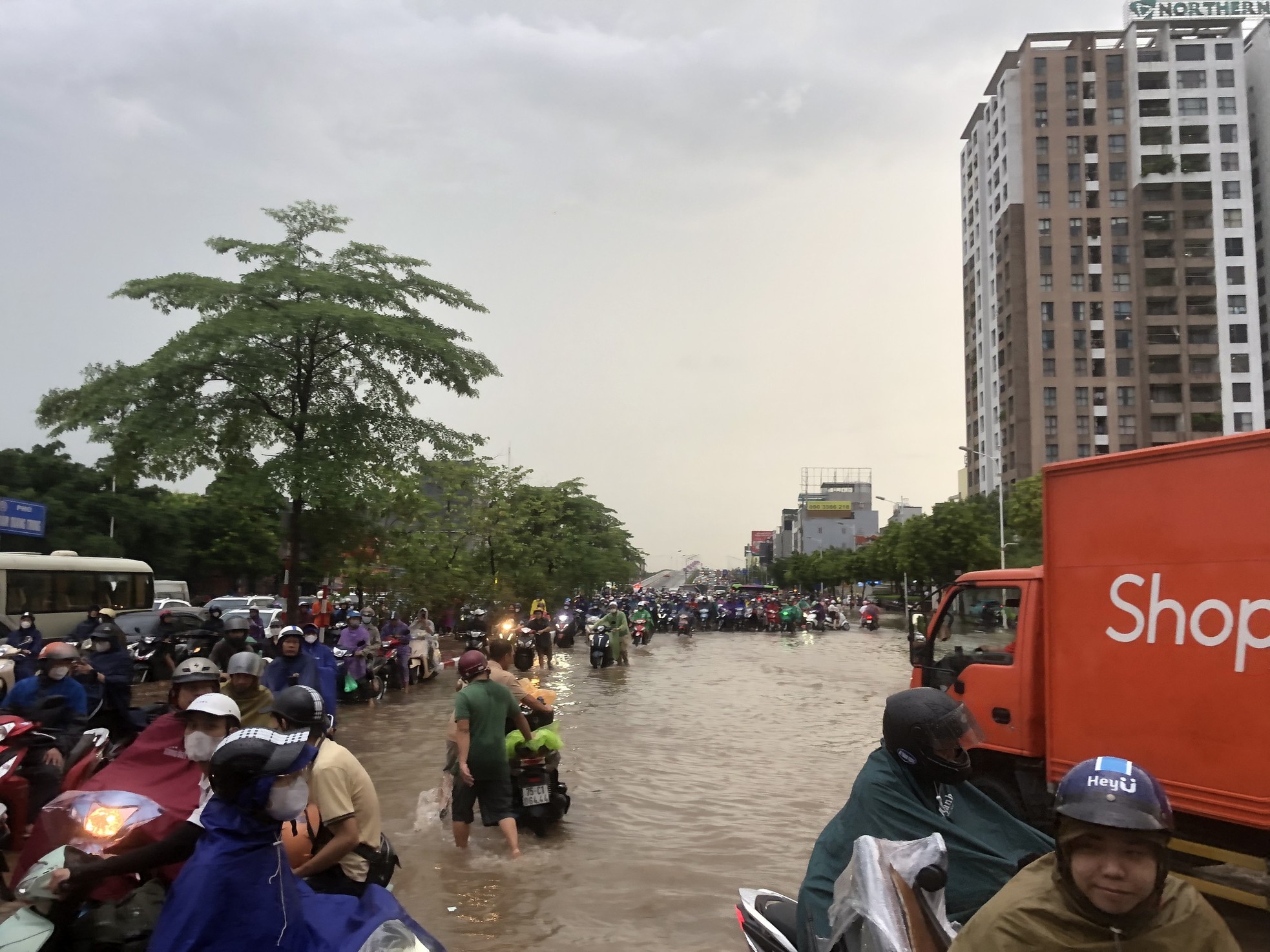 Đường phố Hà Nội thành sông, giao thông tê liệt hàng giờ - Ảnh 14.