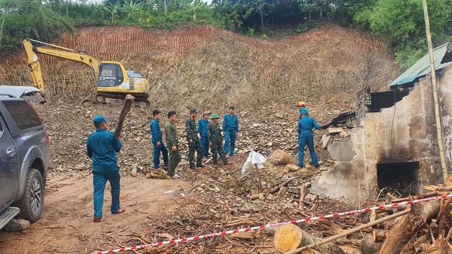 Đào móng nhà phát hiện quả bom khủng còn nguyên kíp nổ - Ảnh 1.