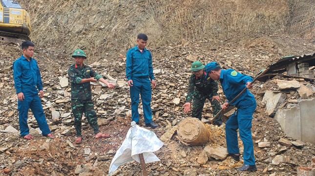 Đào móng nhà phát hiện quả bom khủng còn nguyên kíp nổ - Ảnh 2.