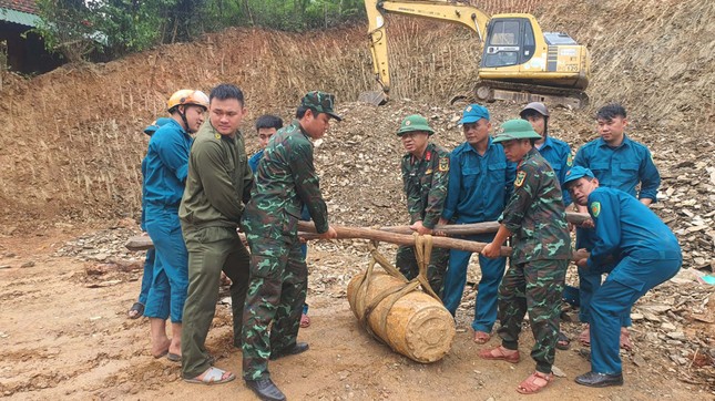 Đào móng nhà phát hiện quả bom khủng còn nguyên kíp nổ - Ảnh 3.