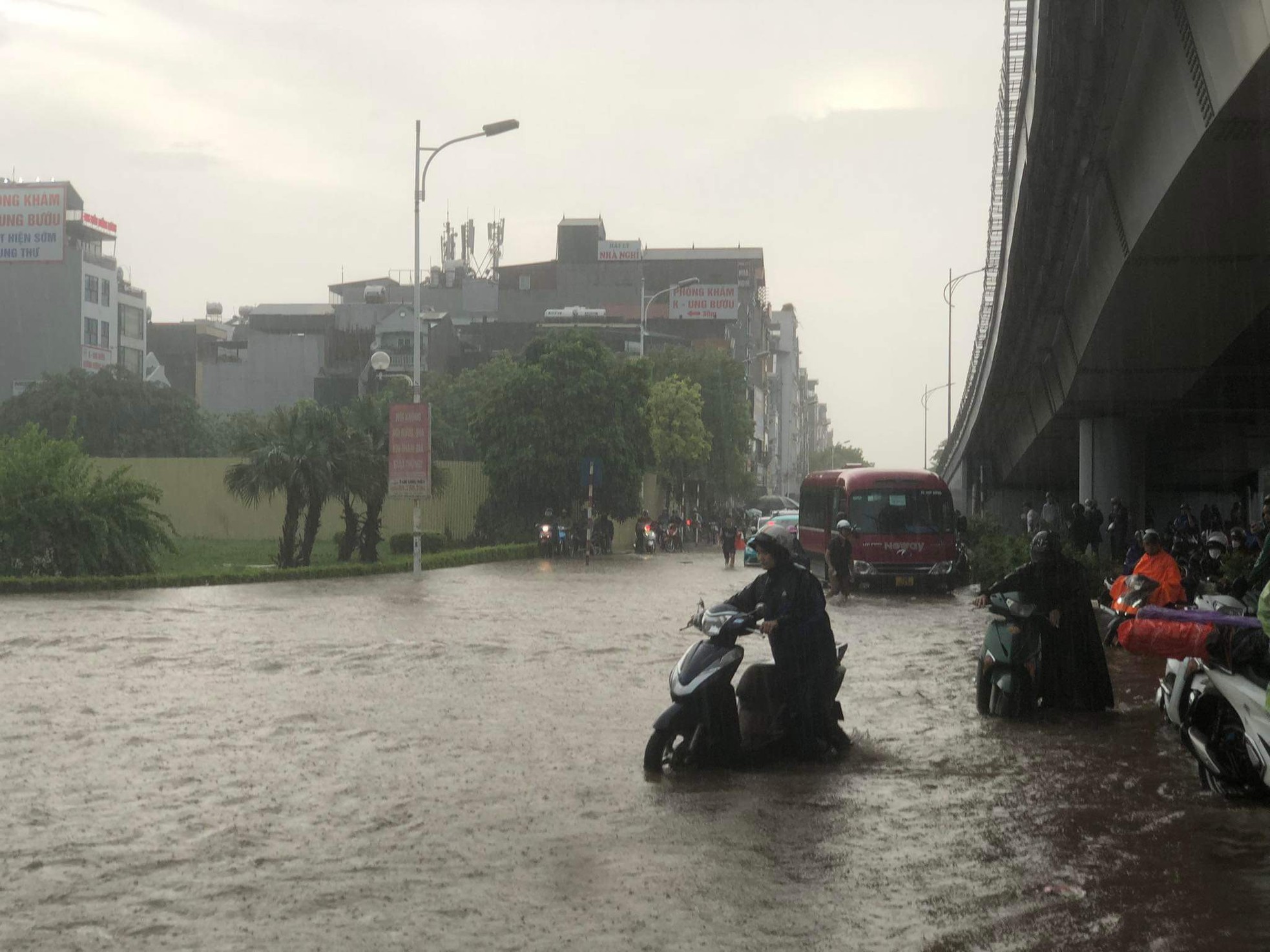 Đường phố Hà Nội thành sông, giao thông tê liệt hàng giờ - Ảnh 9.
