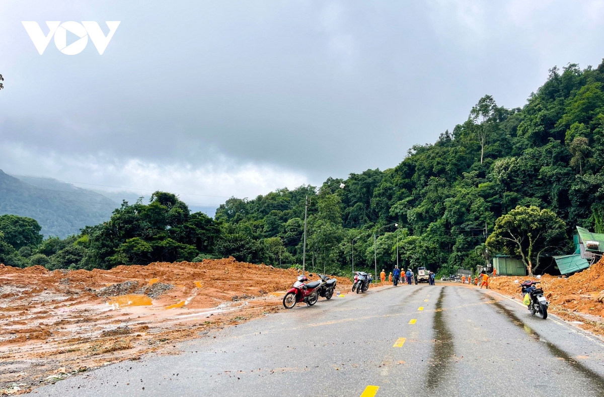 Đèo Bảo Lộc chính thức thông xe sau gần 48h xảy ra sạt lở đất - Ảnh 19.