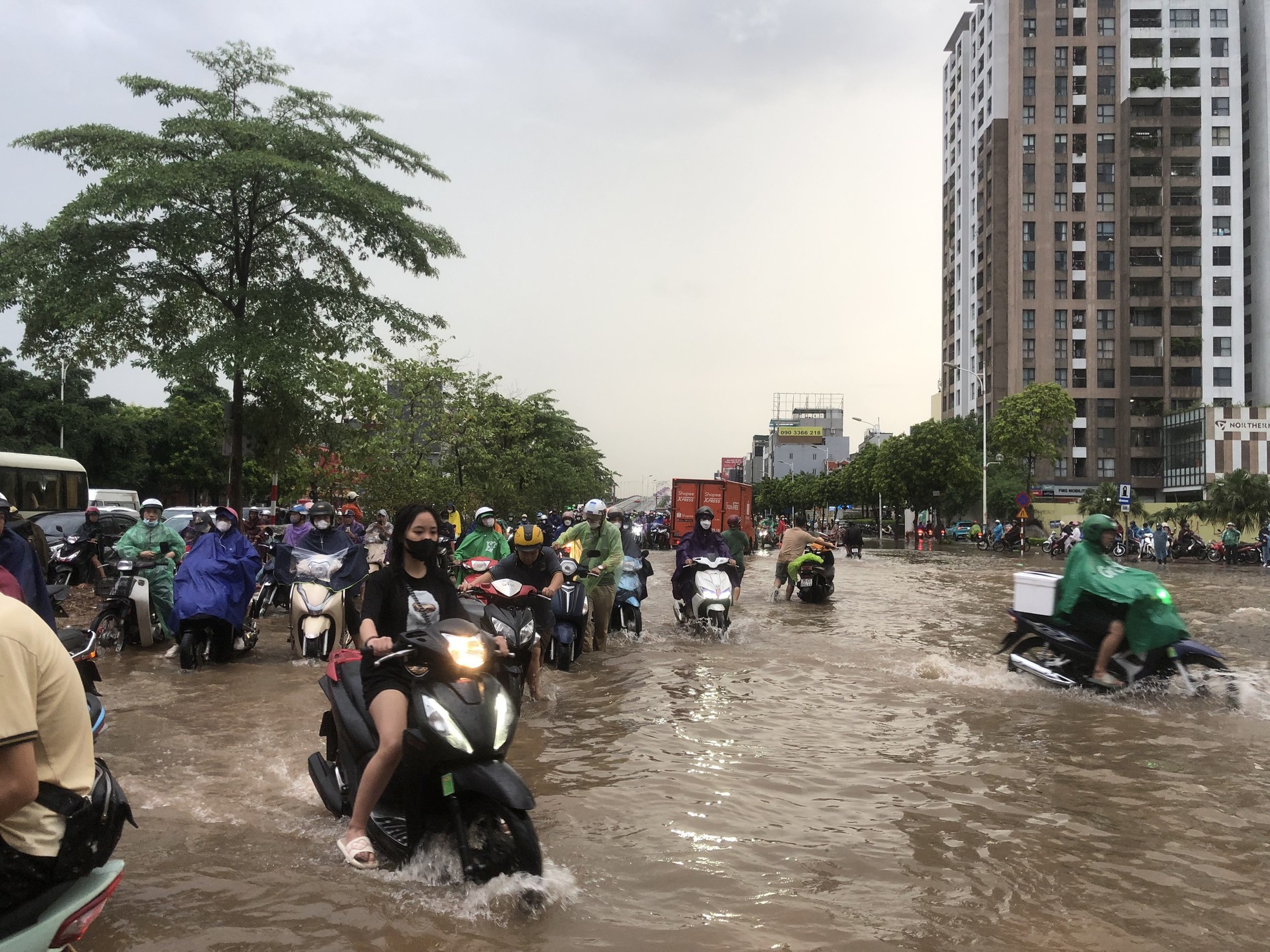 Đường phố Hà Nội thành sông, giao thông tê liệt hàng giờ - Ảnh 13.