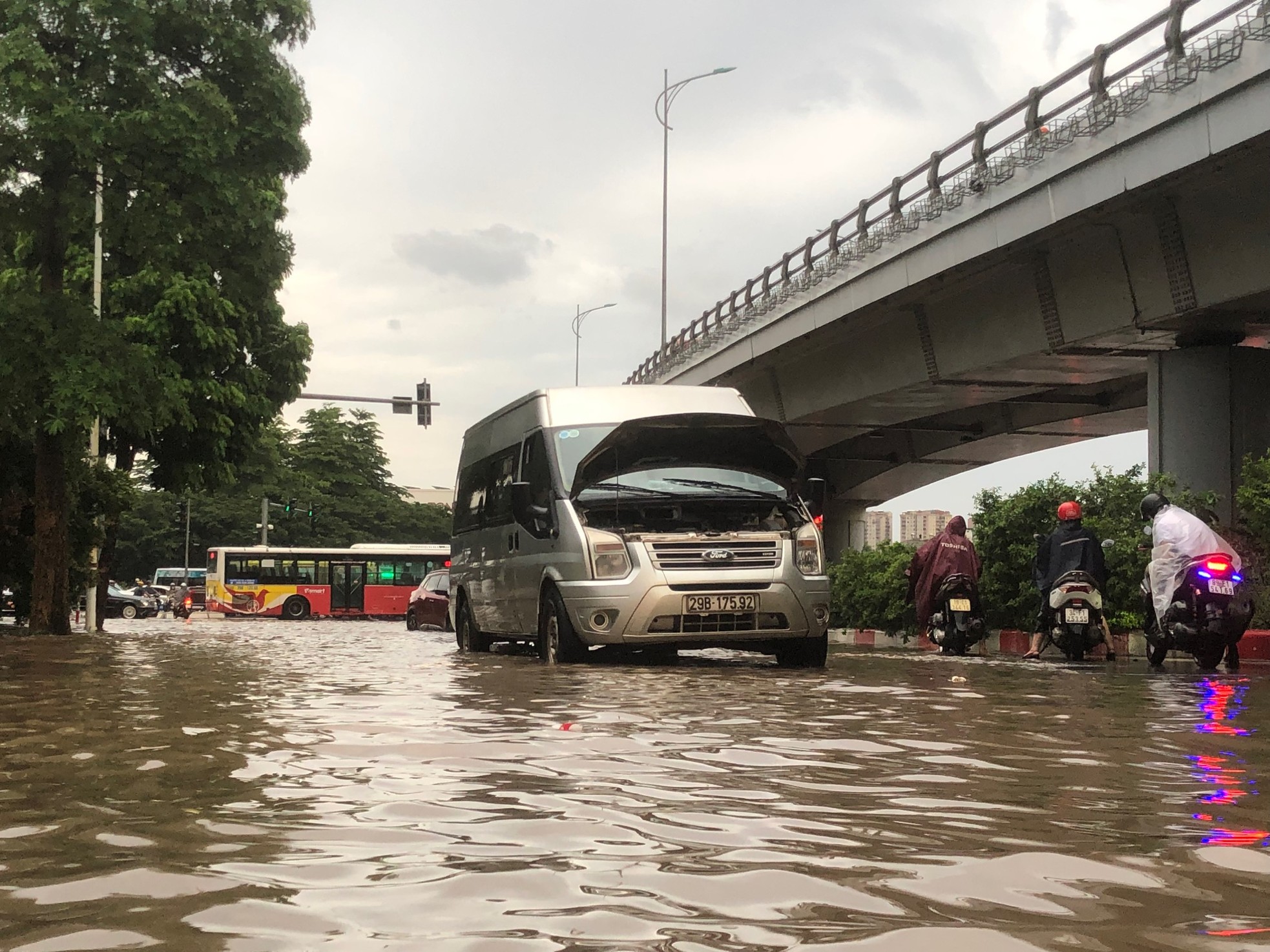 Đường phố Hà Nội thành sông, giao thông tê liệt hàng giờ - Ảnh 17.