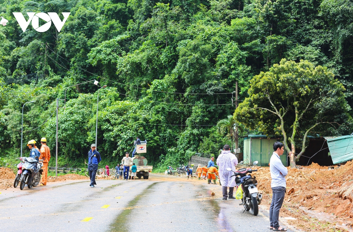 Đèo Bảo Lộc chính thức thông xe sau gần 48h xảy ra sạt lở đất - Ảnh 15.