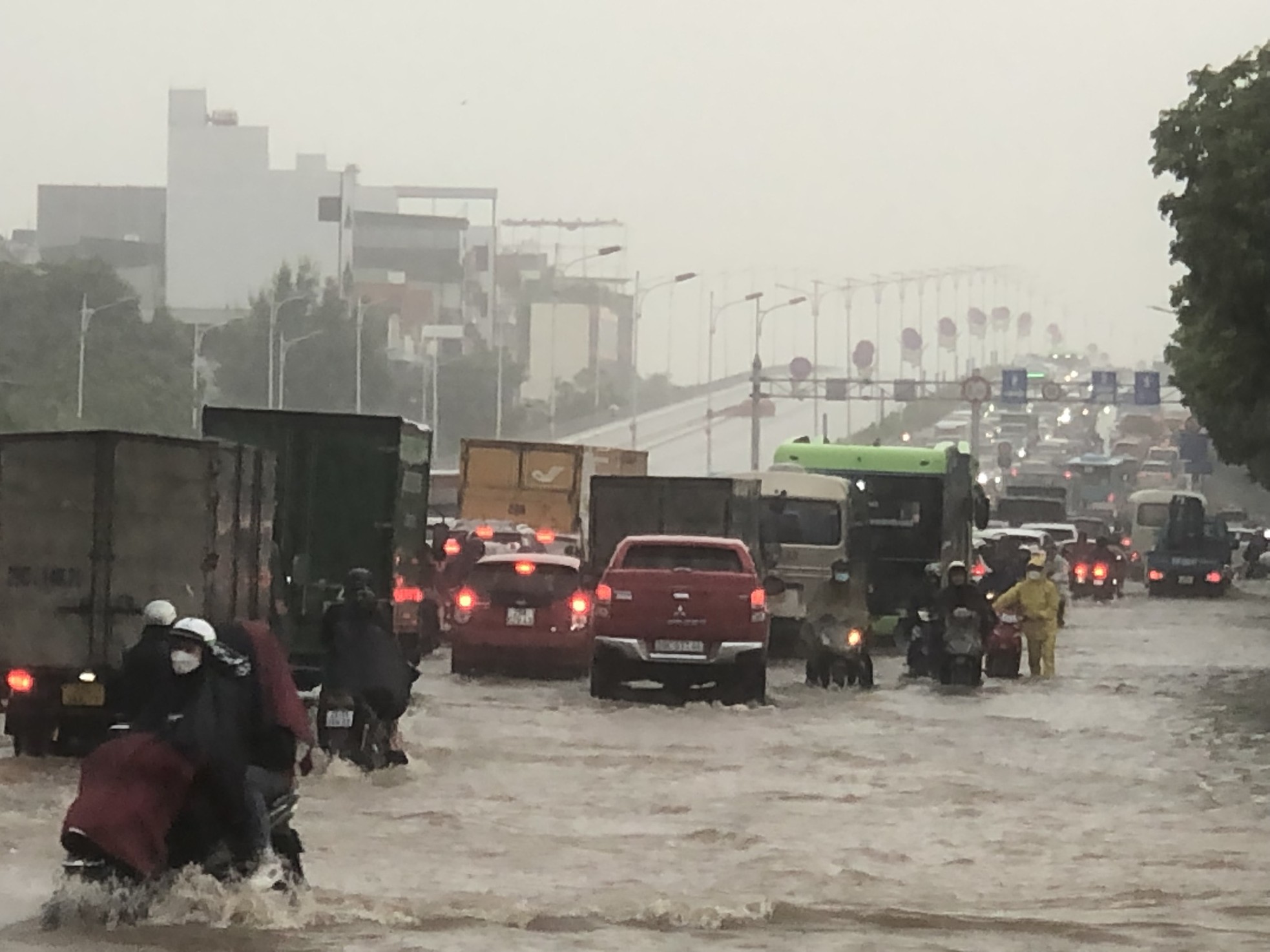 Đường phố Hà Nội thành sông, giao thông tê liệt hàng giờ - Ảnh 2.