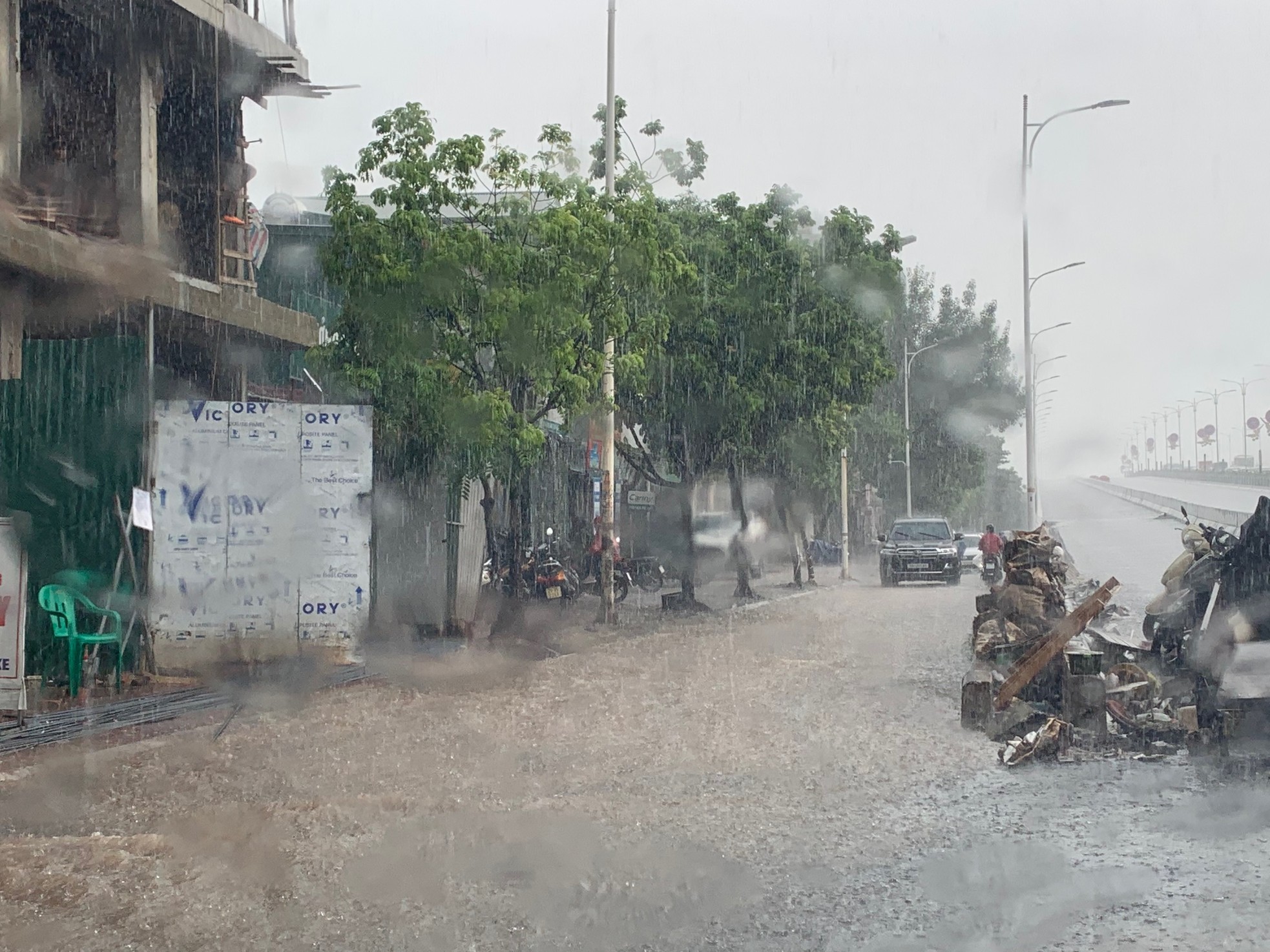 Đường phố Hà Nội thành sông, giao thông tê liệt hàng giờ - Ảnh 15.