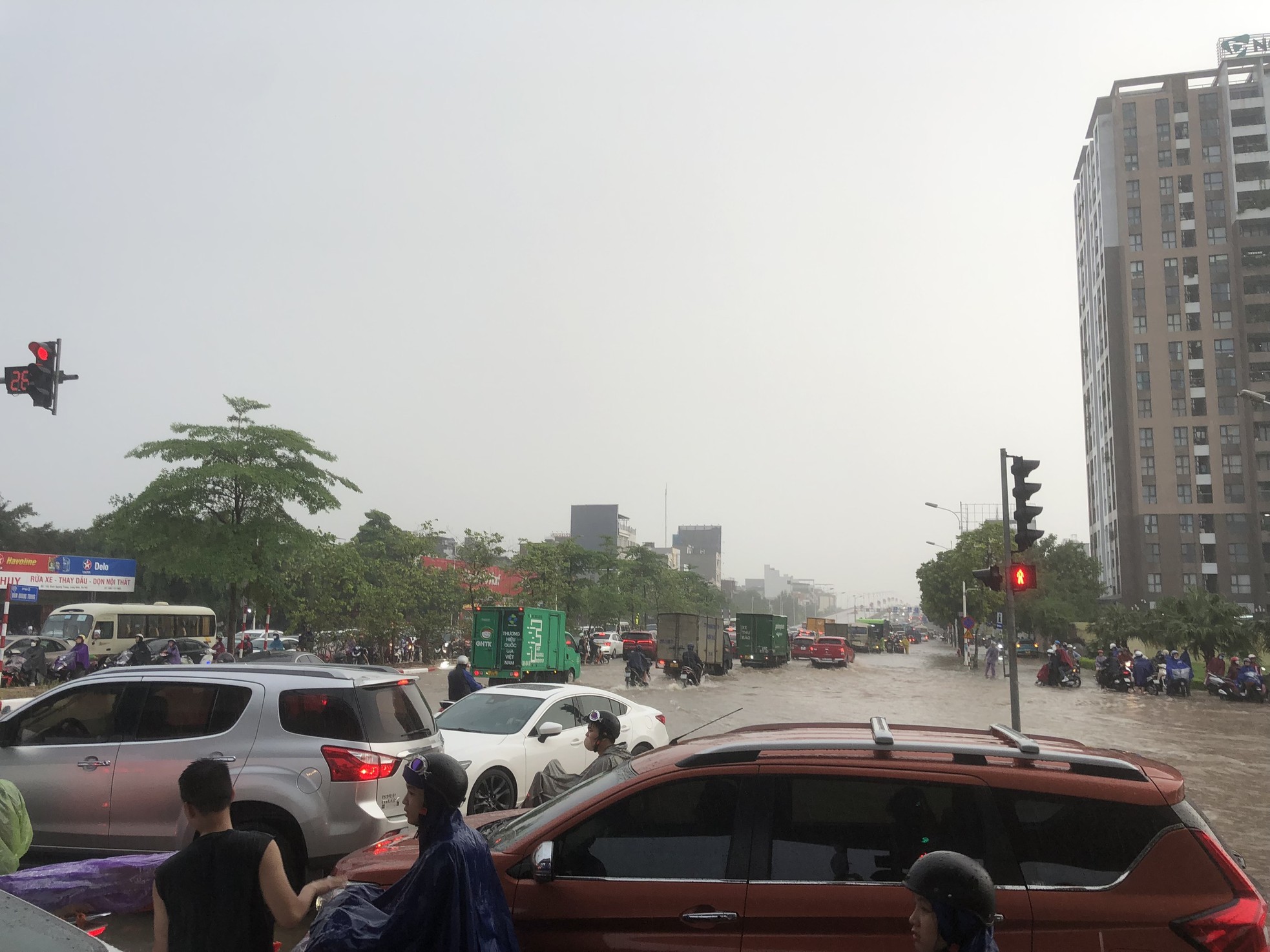 Đường phố Hà Nội thành sông, giao thông tê liệt hàng giờ - Ảnh 3.