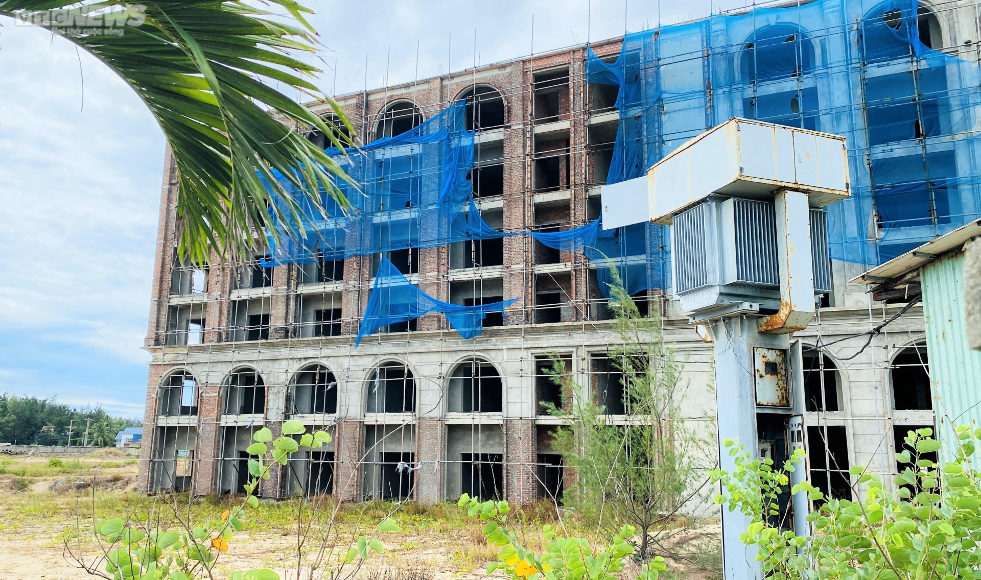 Khu du lịch hơn 2.000 tỷ đồng 'đứng bánh', gây lãng phí gần 70 nghìn m2 'đất vàng' ven biển Hội An - Ảnh 4. Khu du lịch hơn 2.000 tỷ đồng 'đứng bánh', gây lãng phí gần 70 nghìn m2 'đất vàng' ven biển Hội An - Ảnh 4.