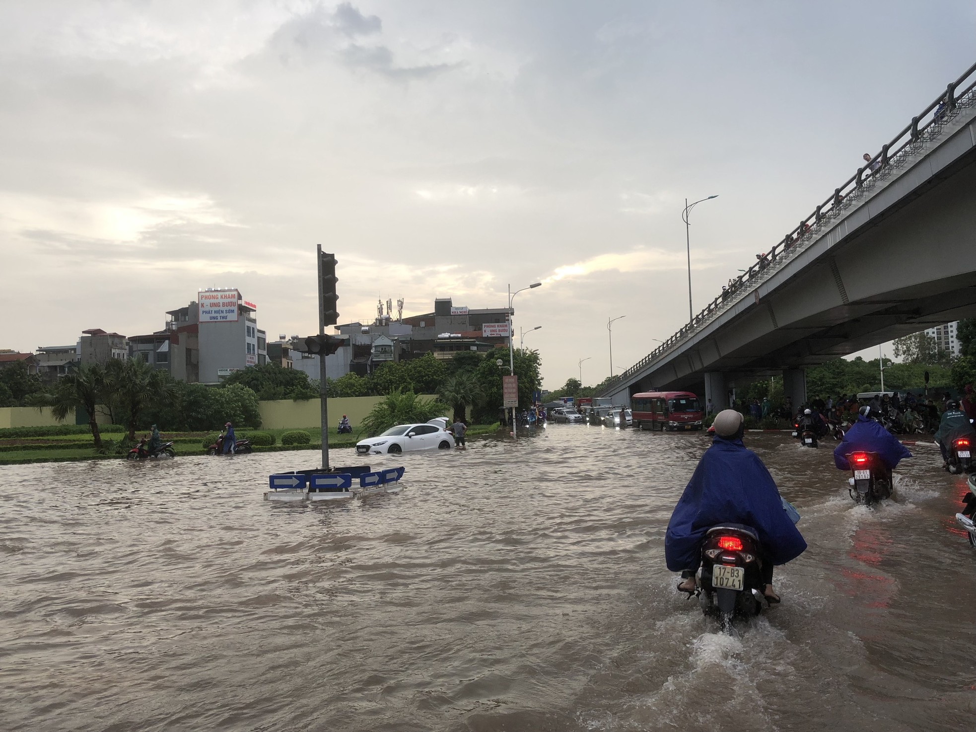 Đường phố Hà Nội thành sông, giao thông tê liệt hàng giờ - Ảnh 5.